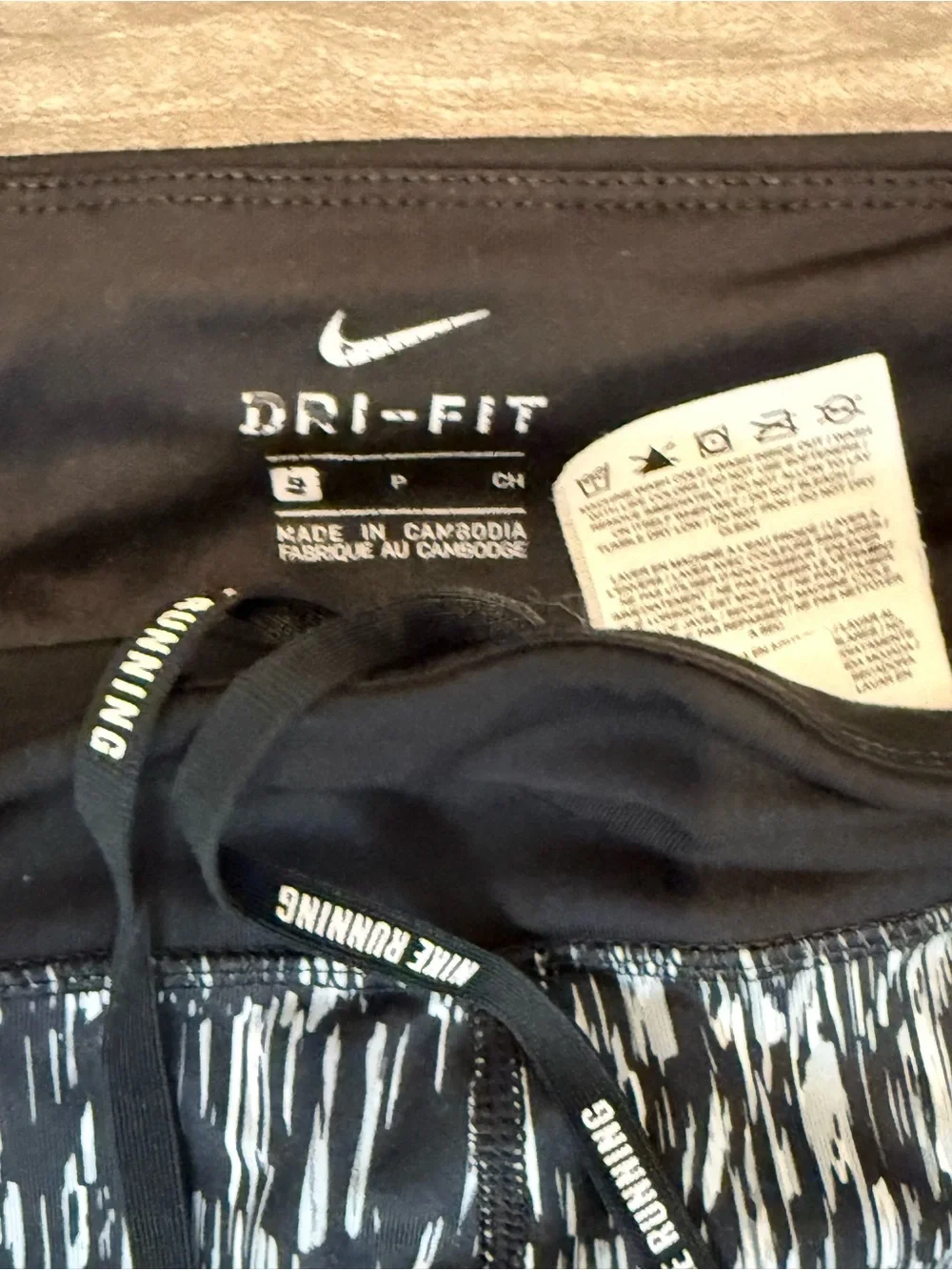 women's Nike Dri-FIT black and white graphic running crop leggings